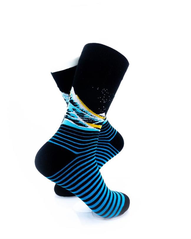 cooldesocks hokusai great waves_c_ crew socks right view image